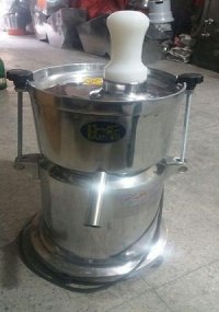 آب میوه گیری صنعتی در ارومیه در گروه خرید فروش سایر محصولات تجهیزات کشاورزی در یکمیوه