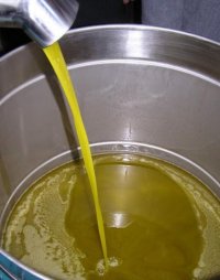 روغن زیتون درجه 1 در آب بر در گروه انواع روغن - آفتابگردان کنجد سویا در یکمیوه