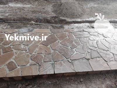 اجرای سنگ لاشه ورقه ای دماوند در گروه سازنده در یکمیوه -عکس3