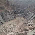 اجرای سنگ لاشه ورقه ای در بومهن در گروه سازنده در یکمیوه